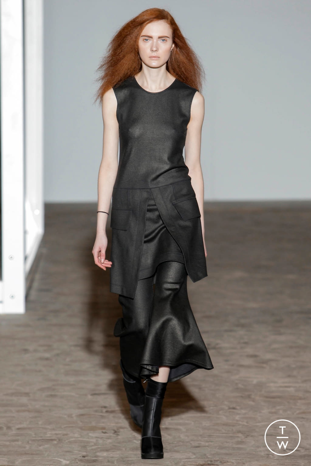 Fashion Week Paris Fall/Winter 2017 look 17 de la collection Luis Buchinho womenswear