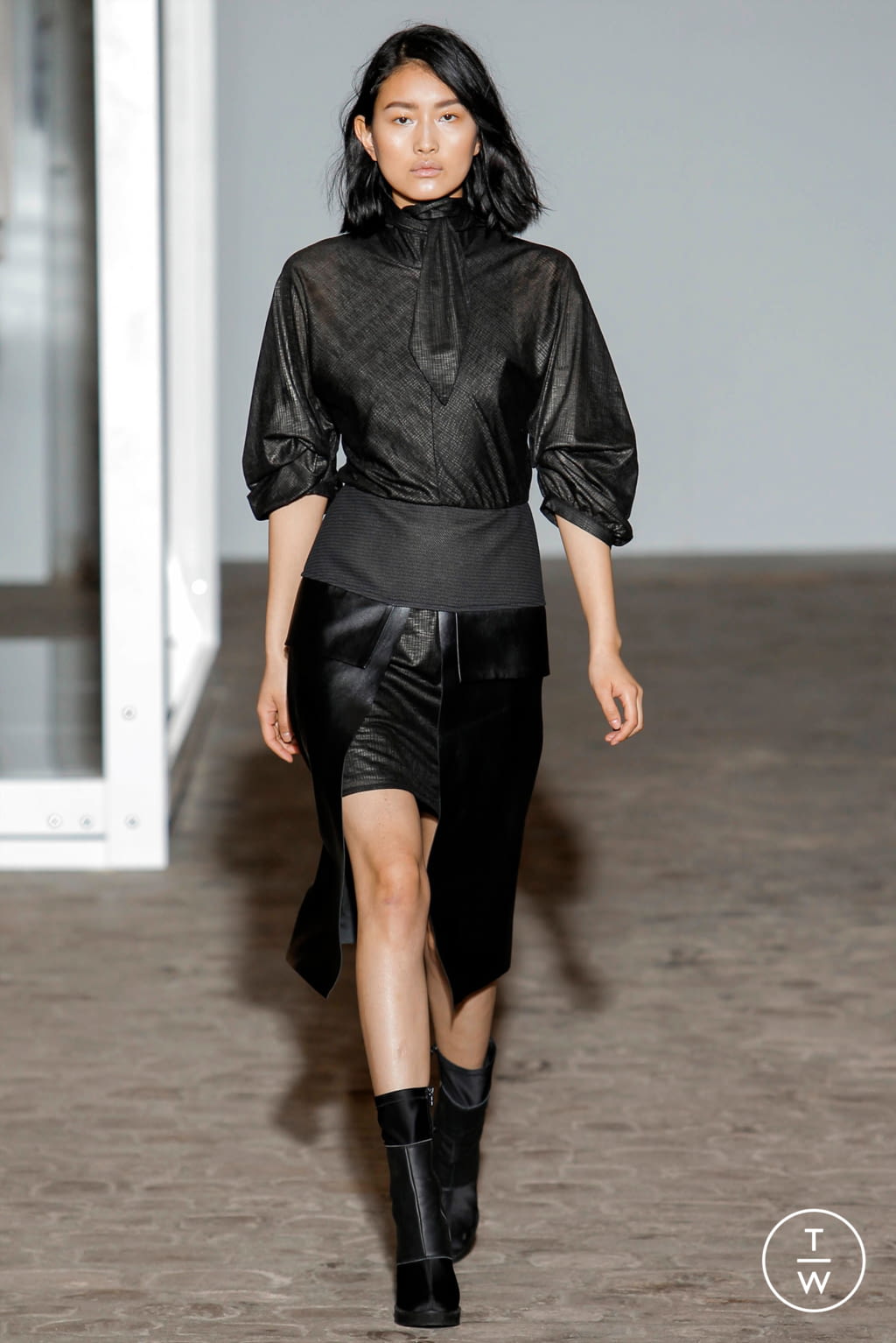 Fashion Week Paris Fall/Winter 2017 look 18 from the Luis Buchinho collection womenswear