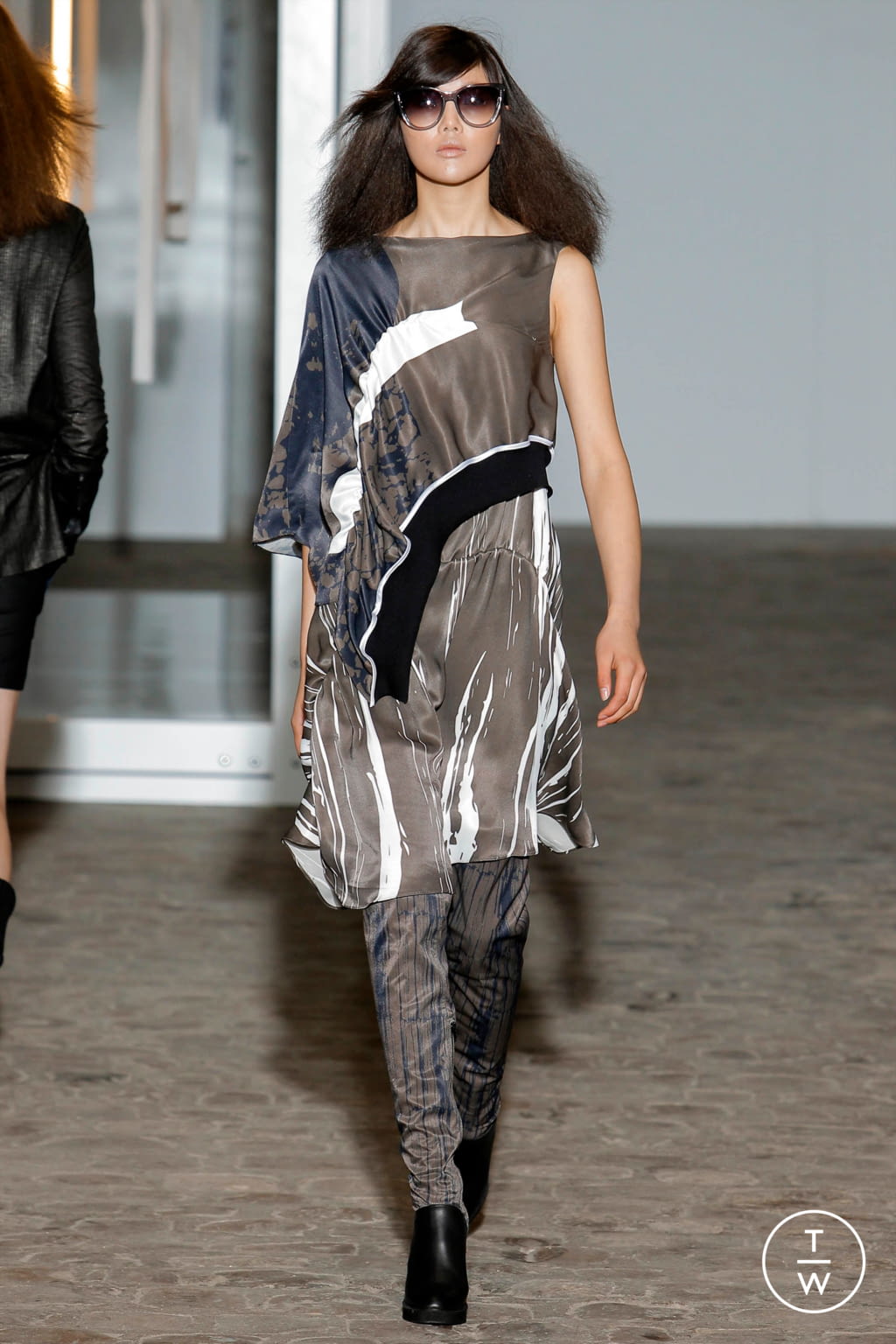 Fashion Week Paris Fall/Winter 2017 look 23 de la collection Luis Buchinho womenswear