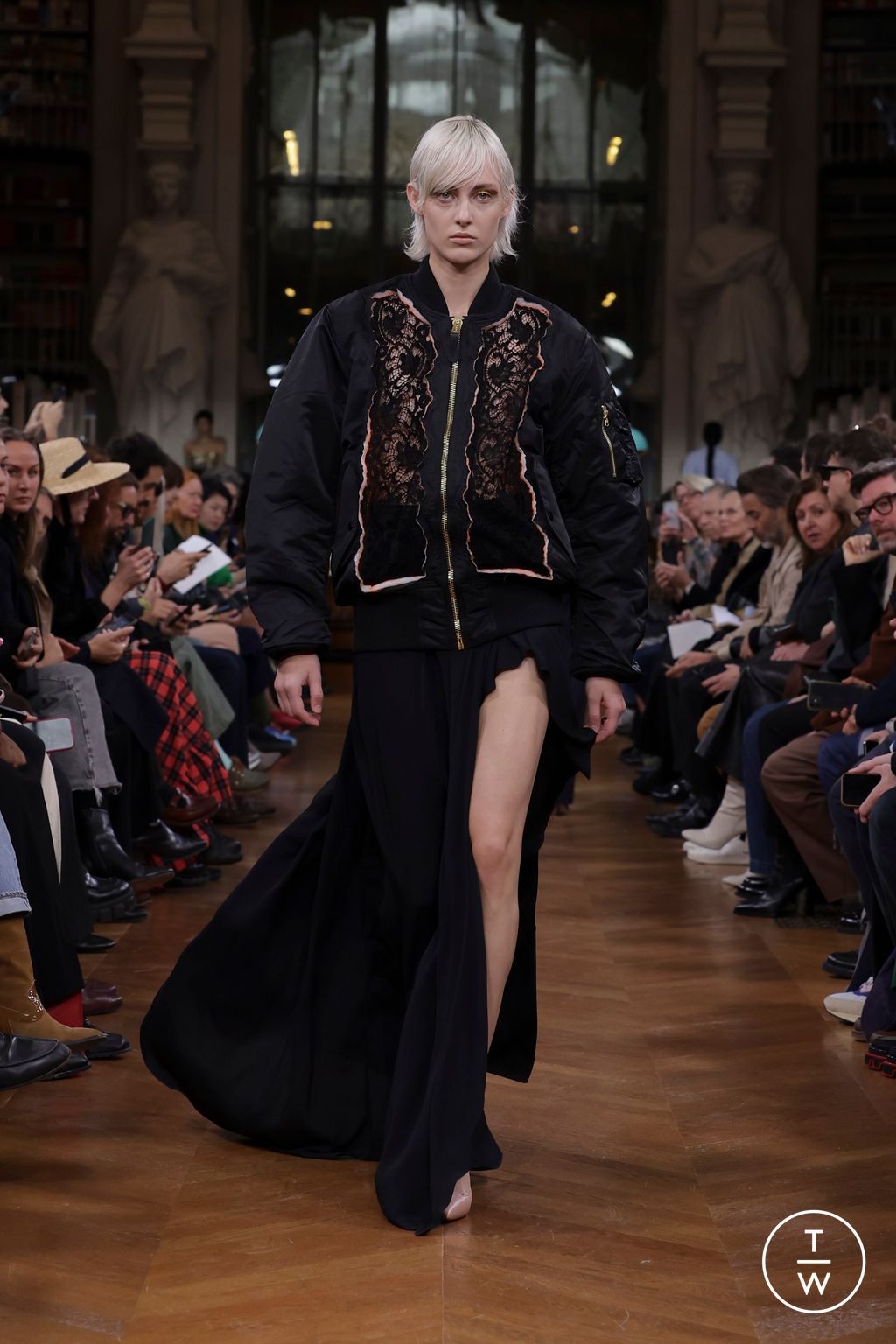 Fashion Week Paris Spring/Summer 2025 look 8 from the Lutz Huelle collection 女装