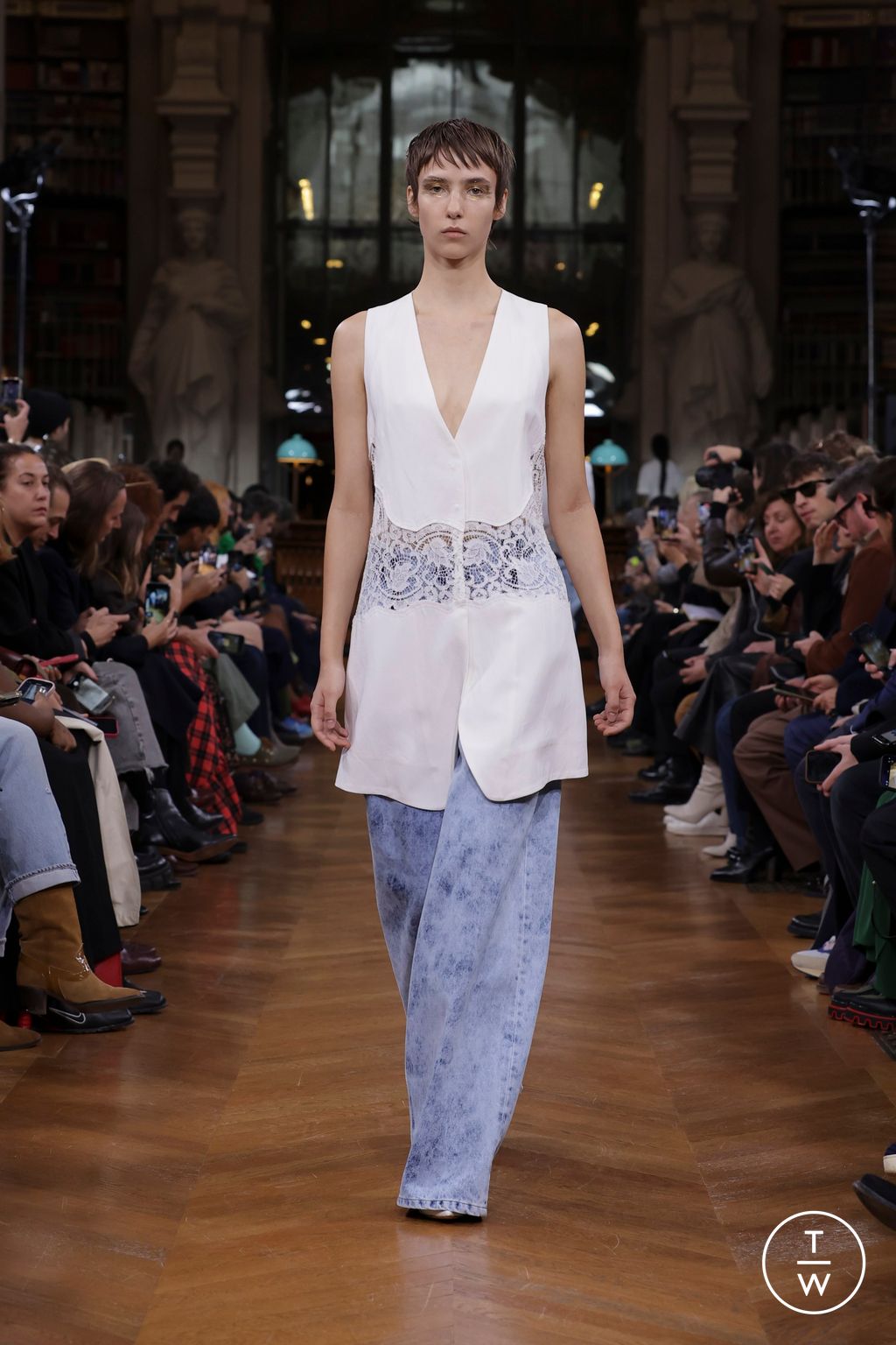 Fashion Week Paris Spring/Summer 2025 look 17 from the Lutz Huelle collection womenswear