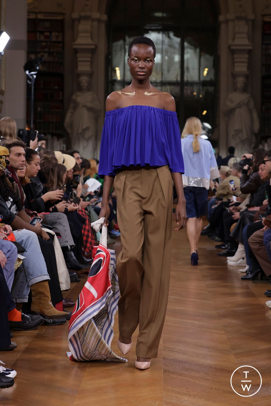 Fashion Week Paris Spring/Summer 2025 look 21 from the Lutz Huelle collection 女装