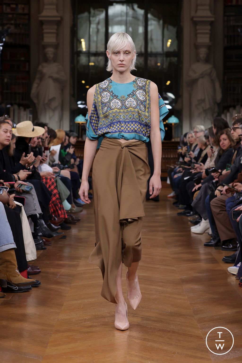 Fashion Week Paris Spring/Summer 2025 look 33 from the Lutz Huelle collection womenswear
