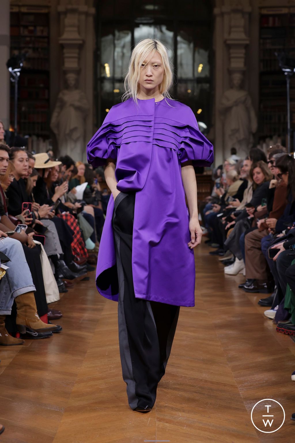 Fashion Week Paris Spring/Summer 2025 look 37 from the Lutz Huelle collection 女装