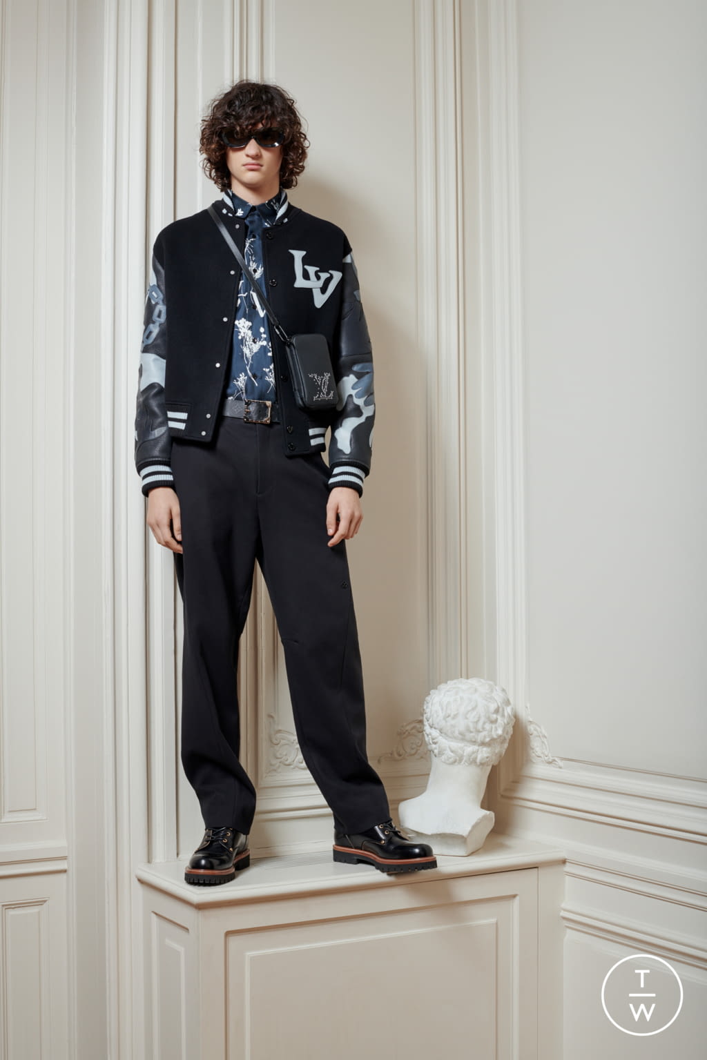 Fashion Week Paris Pre-Fall 2020 look 11 from the Louis Vuitton collection 男装