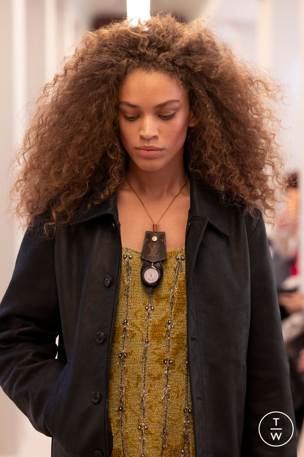 Fashion Week Milan Fall/Winter 2025 look 96 from the Louis Vuitton collection 女装配饰