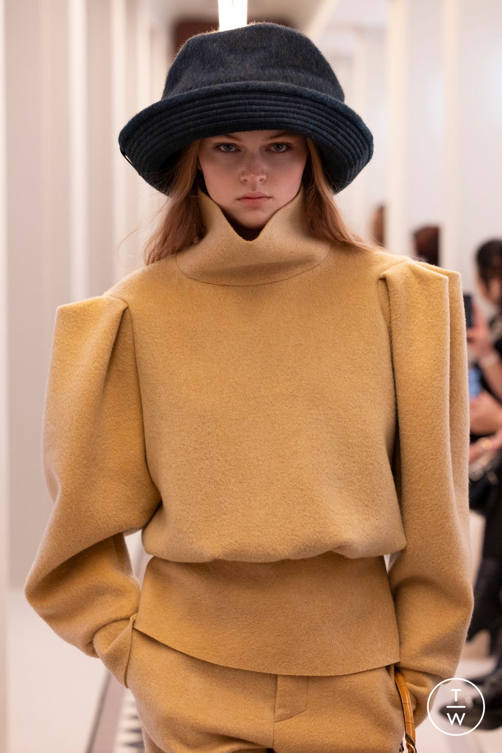 Fashion Week Milan Fall/Winter 2025 look 97 from the Louis Vuitton collection 女装配饰