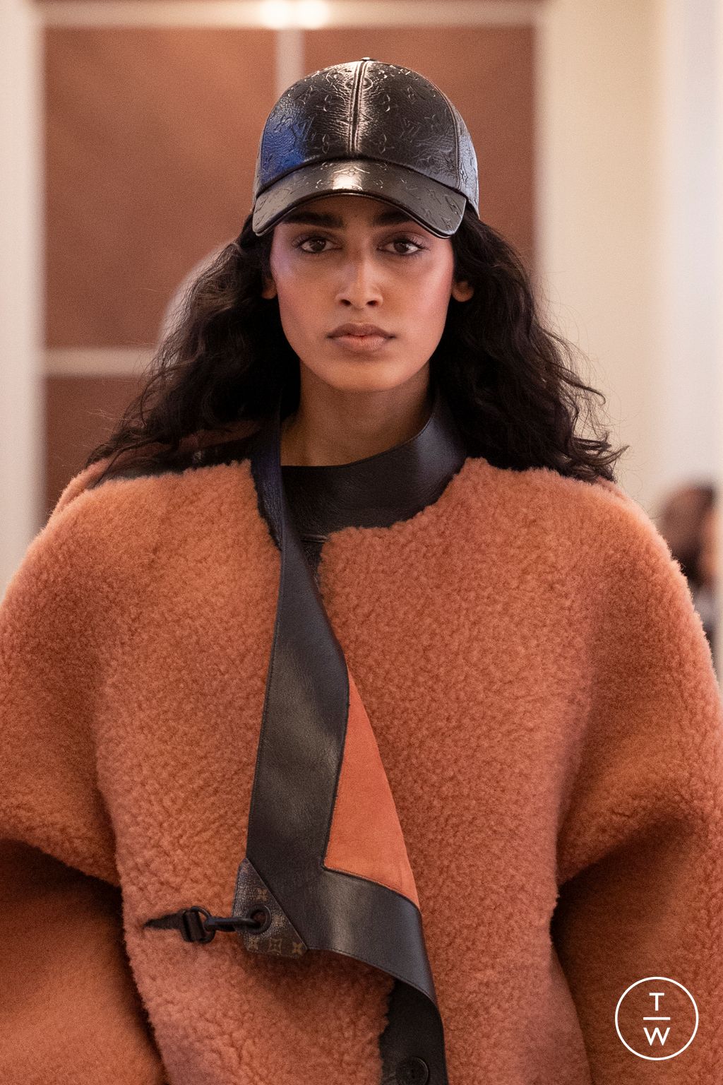 Fashion Week Milan Fall/Winter 2025 look 98 from the Louis Vuitton collection 女装配饰