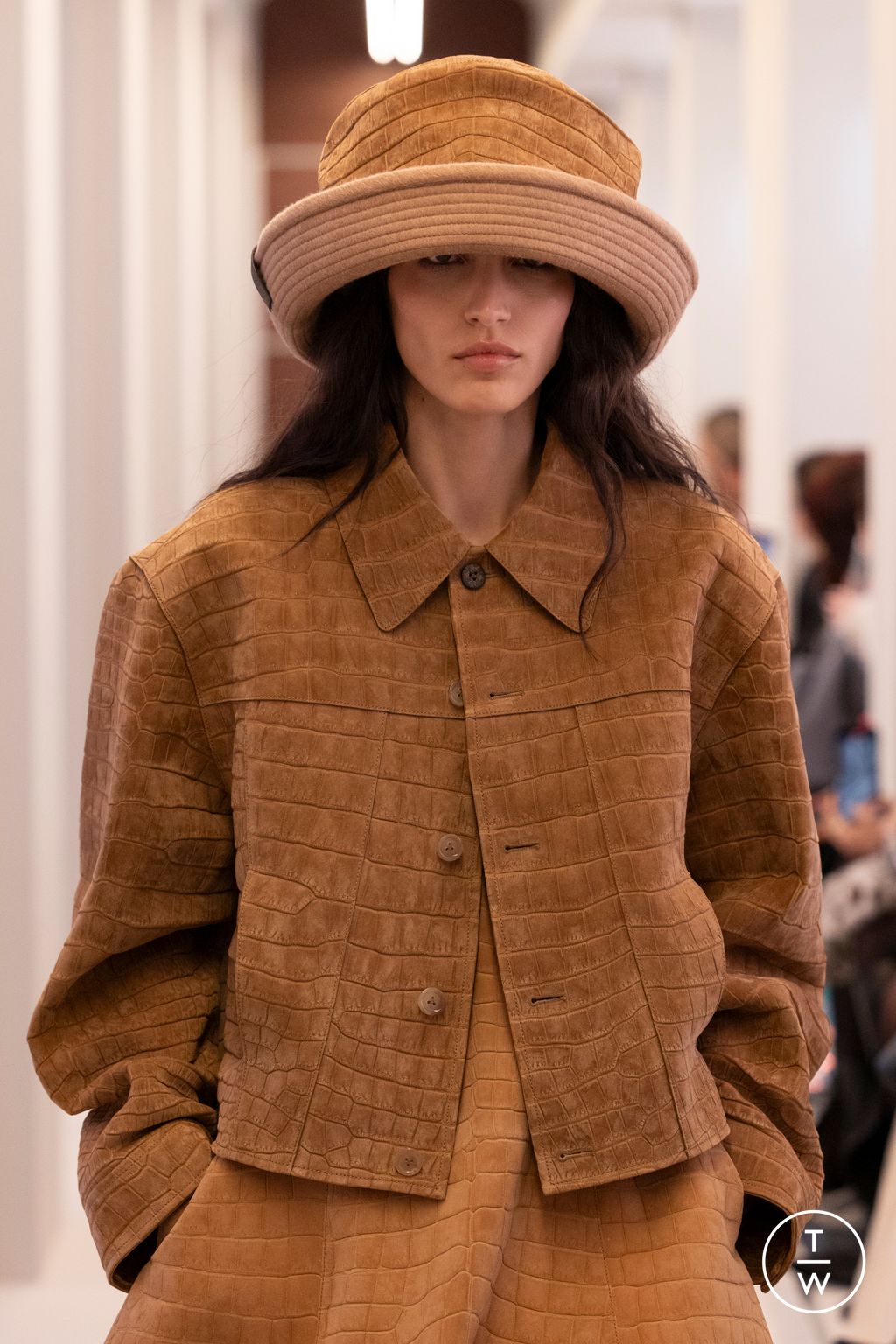 Fashion Week Milan Fall/Winter 2025 look 100 from the Louis Vuitton collection 女装配饰