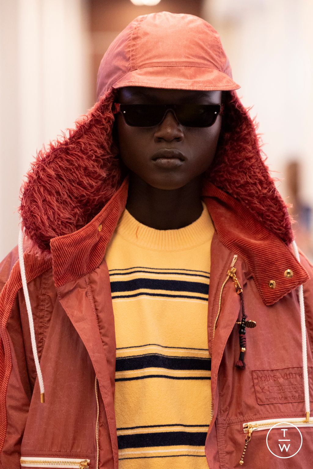 Fashion Week Milan Fall/Winter 2025 look 102 from the Louis Vuitton collection 女装配饰