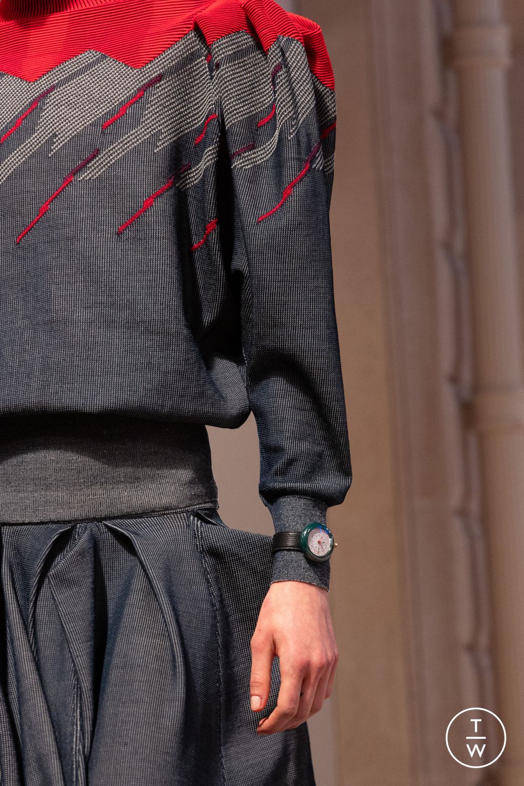 Fashion Week Milan Fall/Winter 2025 look 104 from the Louis Vuitton collection 女装配饰