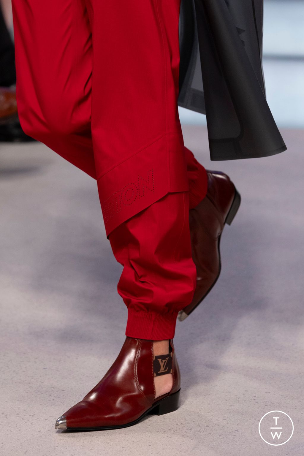 Fashion Week Milan Fall/Winter 2025 look 1 from the Louis Vuitton collection 女装配饰