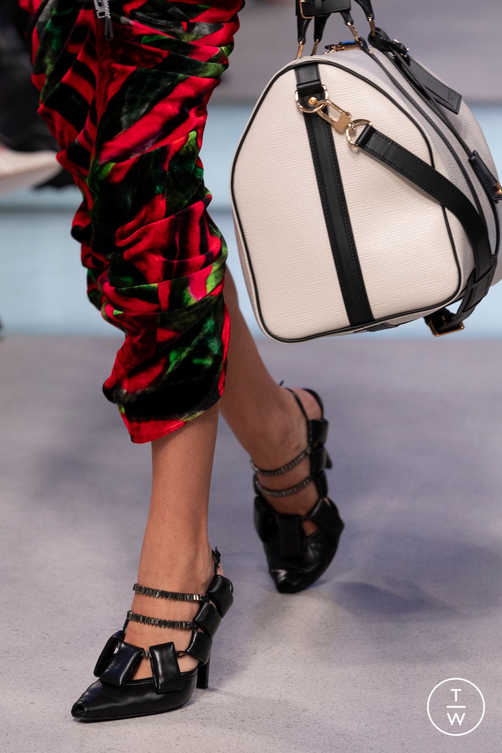 Fashion Week Milan Fall/Winter 2025 look 3 from the Louis Vuitton collection 女装配饰