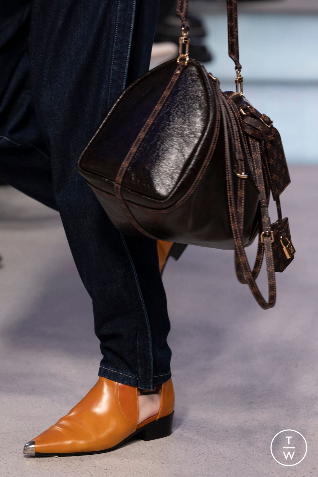 Fashion Week Milan Fall/Winter 2025 look 6 from the Louis Vuitton collection 女装配饰