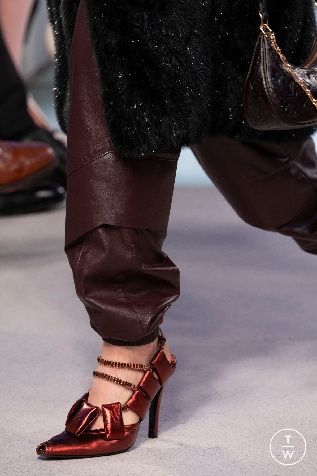 Fashion Week Milan Fall/Winter 2025 look 9 from the Louis Vuitton collection 女装配饰