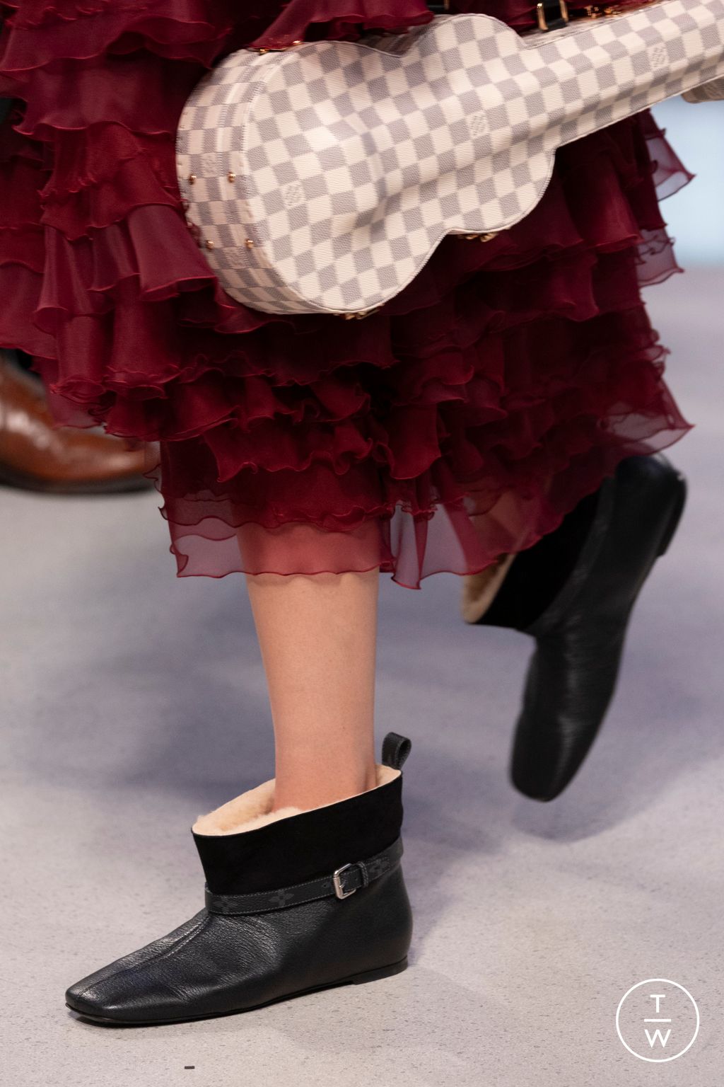 Fashion Week Milan Fall/Winter 2025 look 10 from the Louis Vuitton collection 女装配饰