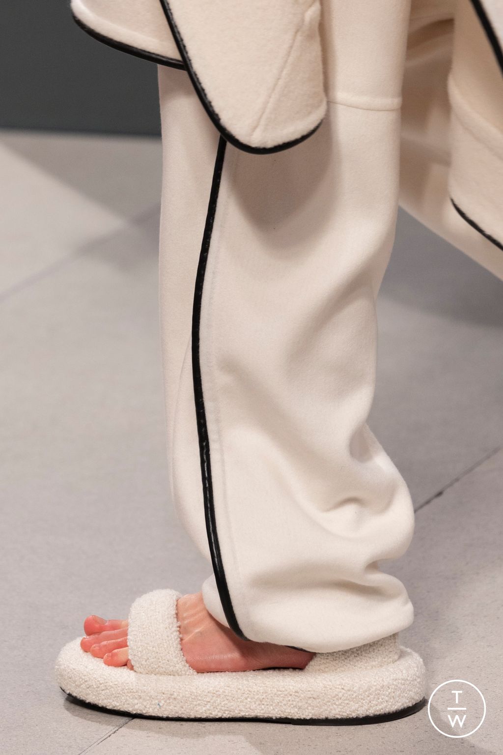 Fashion Week Milan Fall/Winter 2025 look 17 from the Louis Vuitton collection 女装配饰