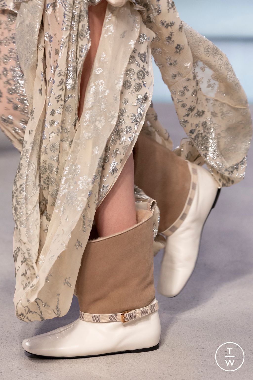 Fashion Week Milan Fall/Winter 2025 look 18 from the Louis Vuitton collection 女装配饰