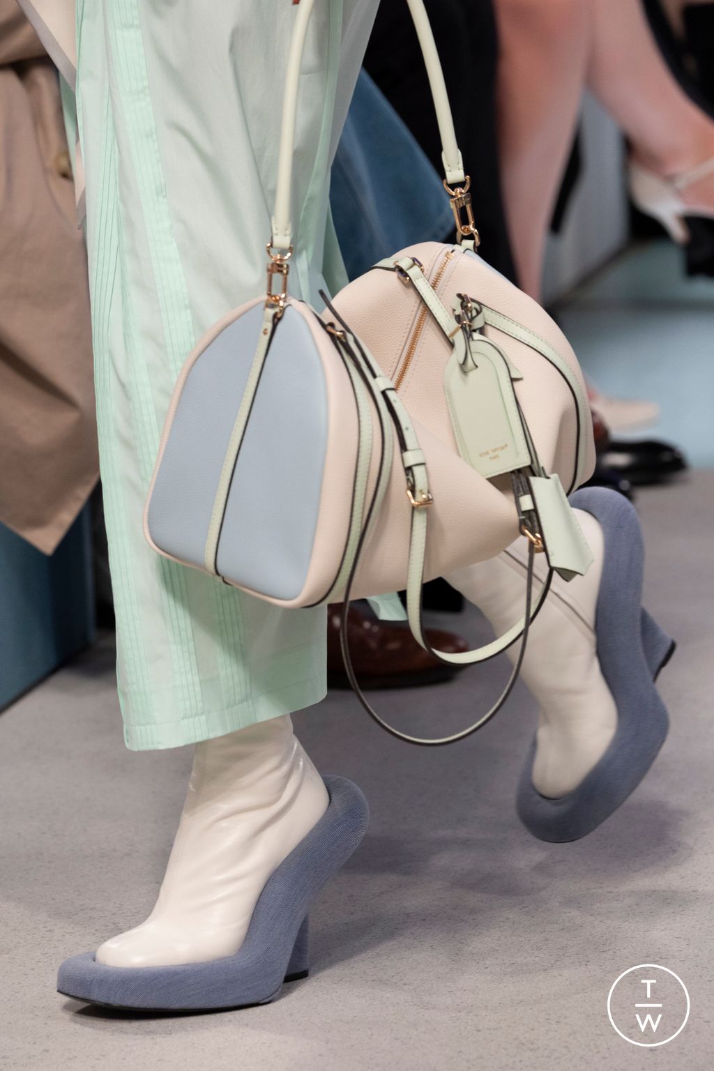 Fashion Week Milan Fall/Winter 2025 look 19 from the Louis Vuitton collection 女装配饰