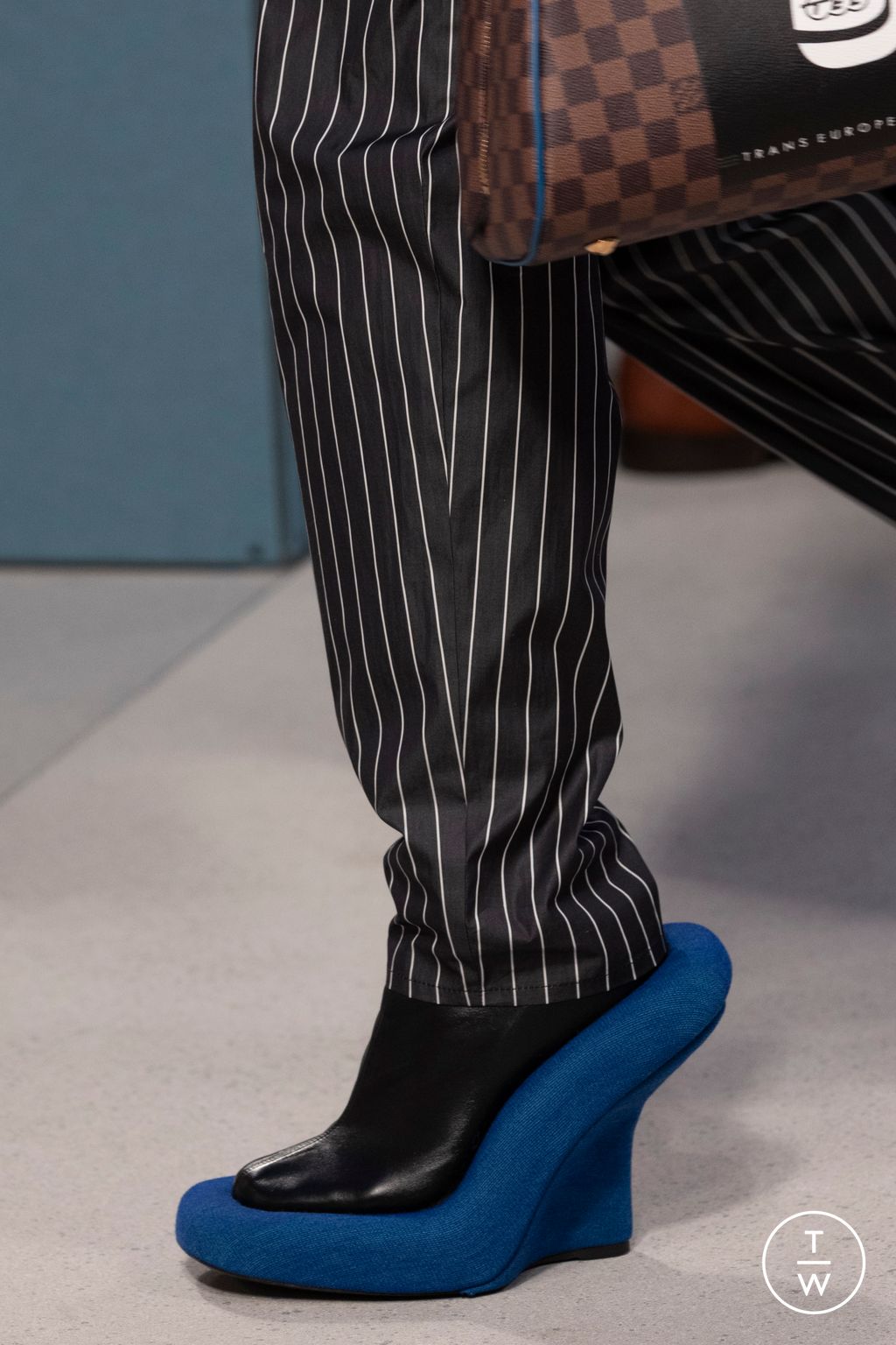 Fashion Week Milan Fall/Winter 2025 look 21 from the Louis Vuitton collection 女装配饰