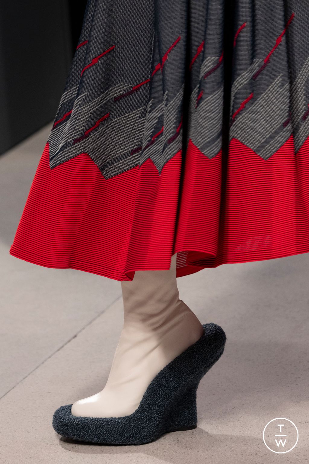 Fashion Week Milan Fall/Winter 2025 look 22 from the Louis Vuitton collection 女装配饰