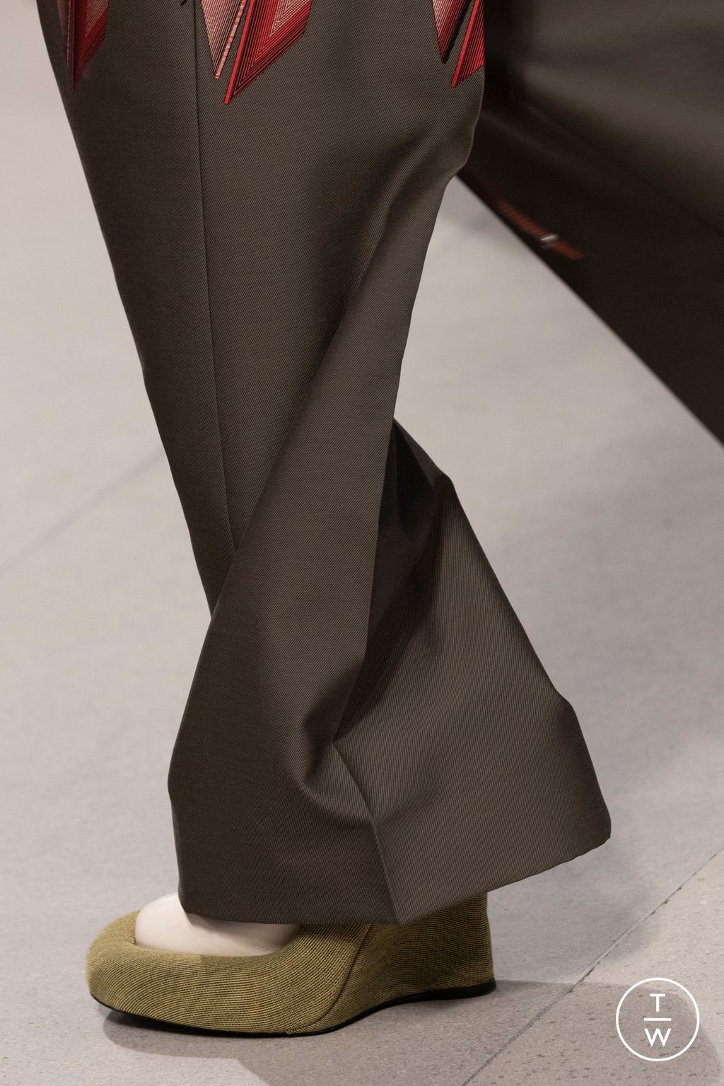 Fashion Week Milan Fall/Winter 2025 look 23 from the Louis Vuitton collection 女装配饰