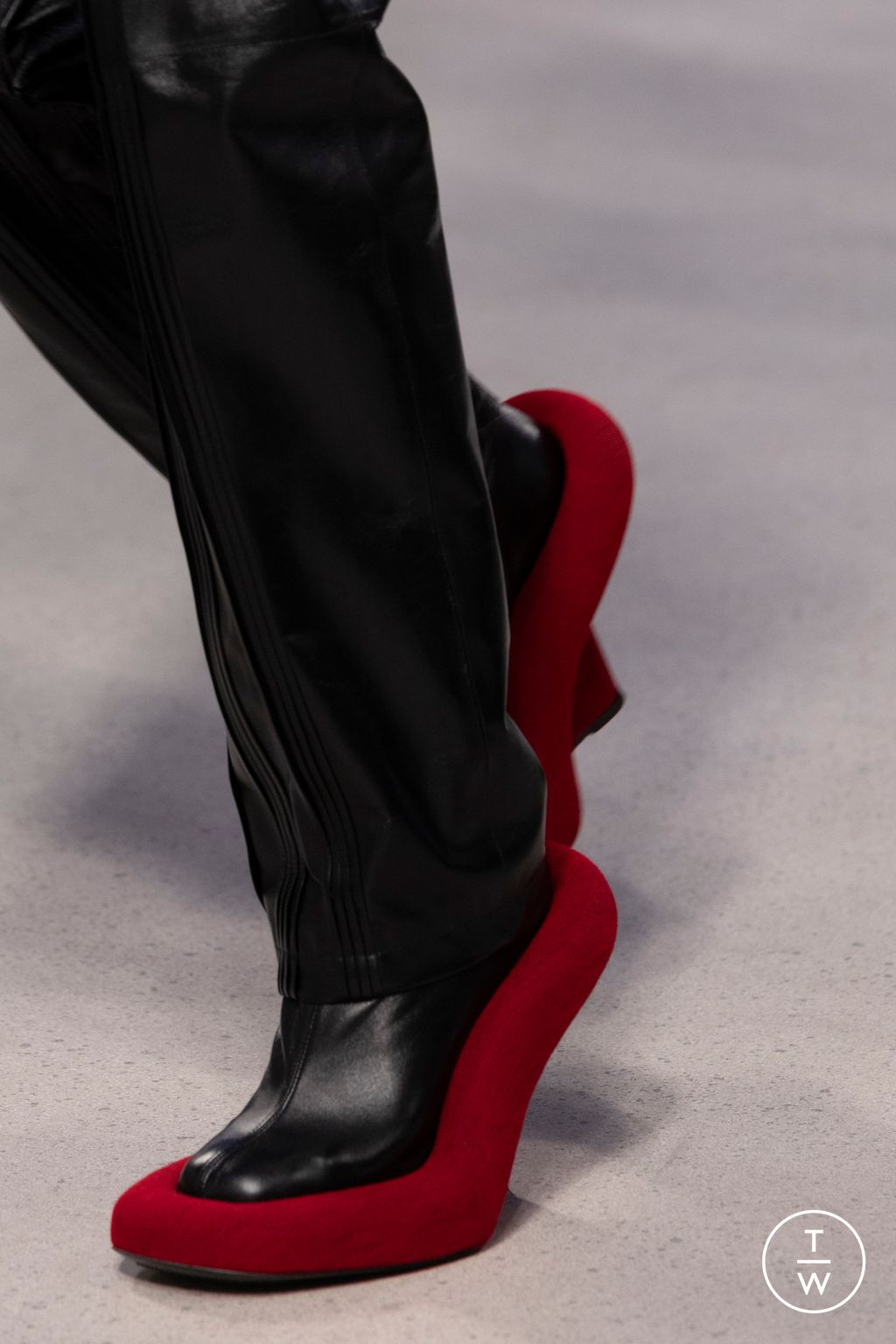 Fashion Week Milan Fall/Winter 2025 look 25 from the Louis Vuitton collection 女装配饰