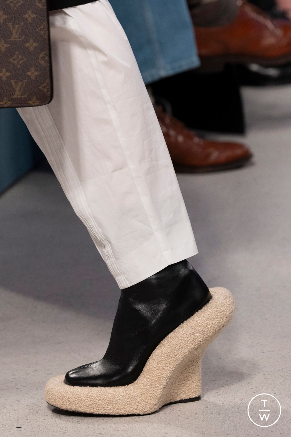 Fashion Week Milan Fall/Winter 2025 look 26 from the Louis Vuitton collection 女装配饰