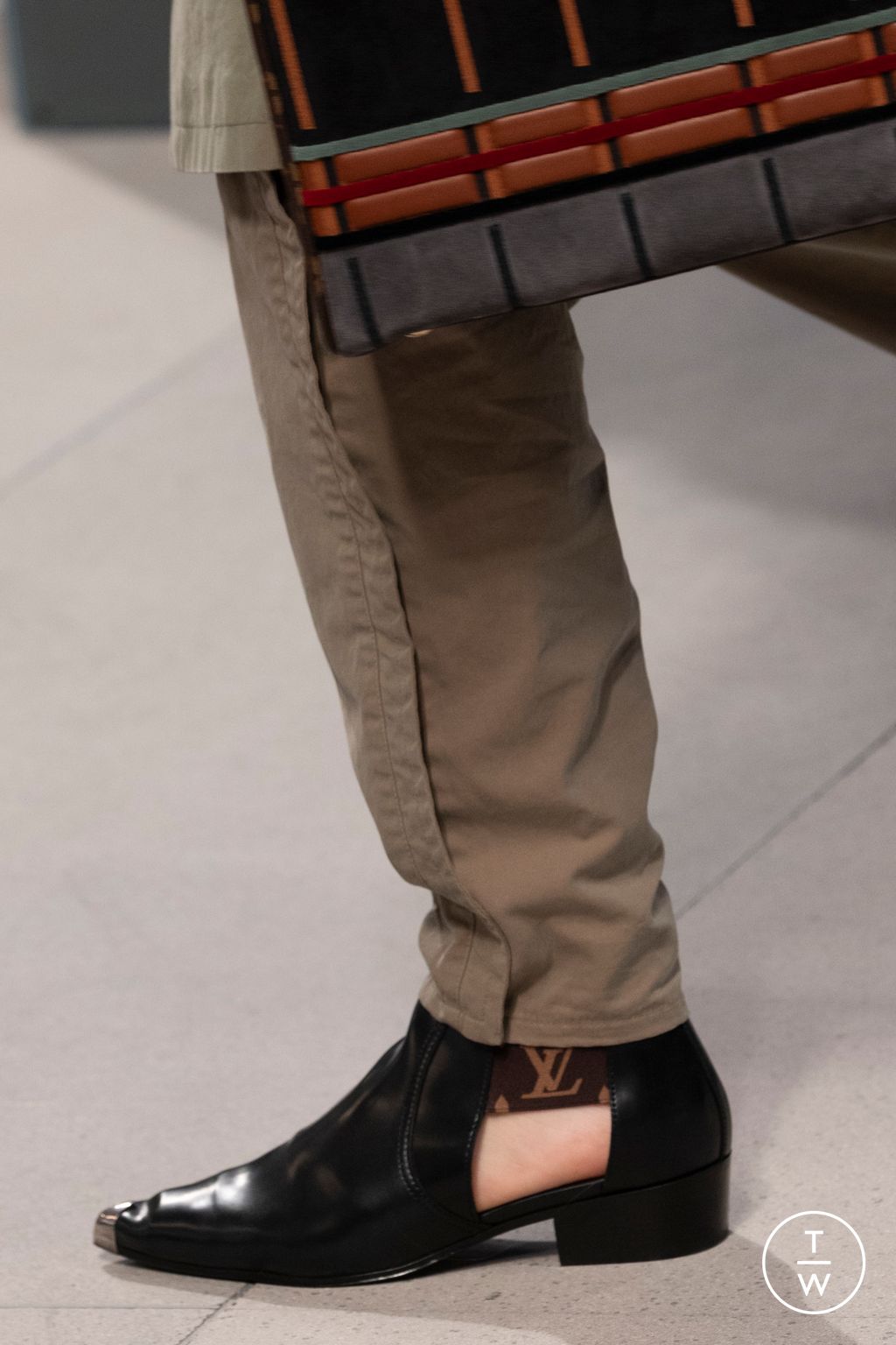 Fashion Week Milan Fall/Winter 2025 look 27 from the Louis Vuitton collection 女装配饰