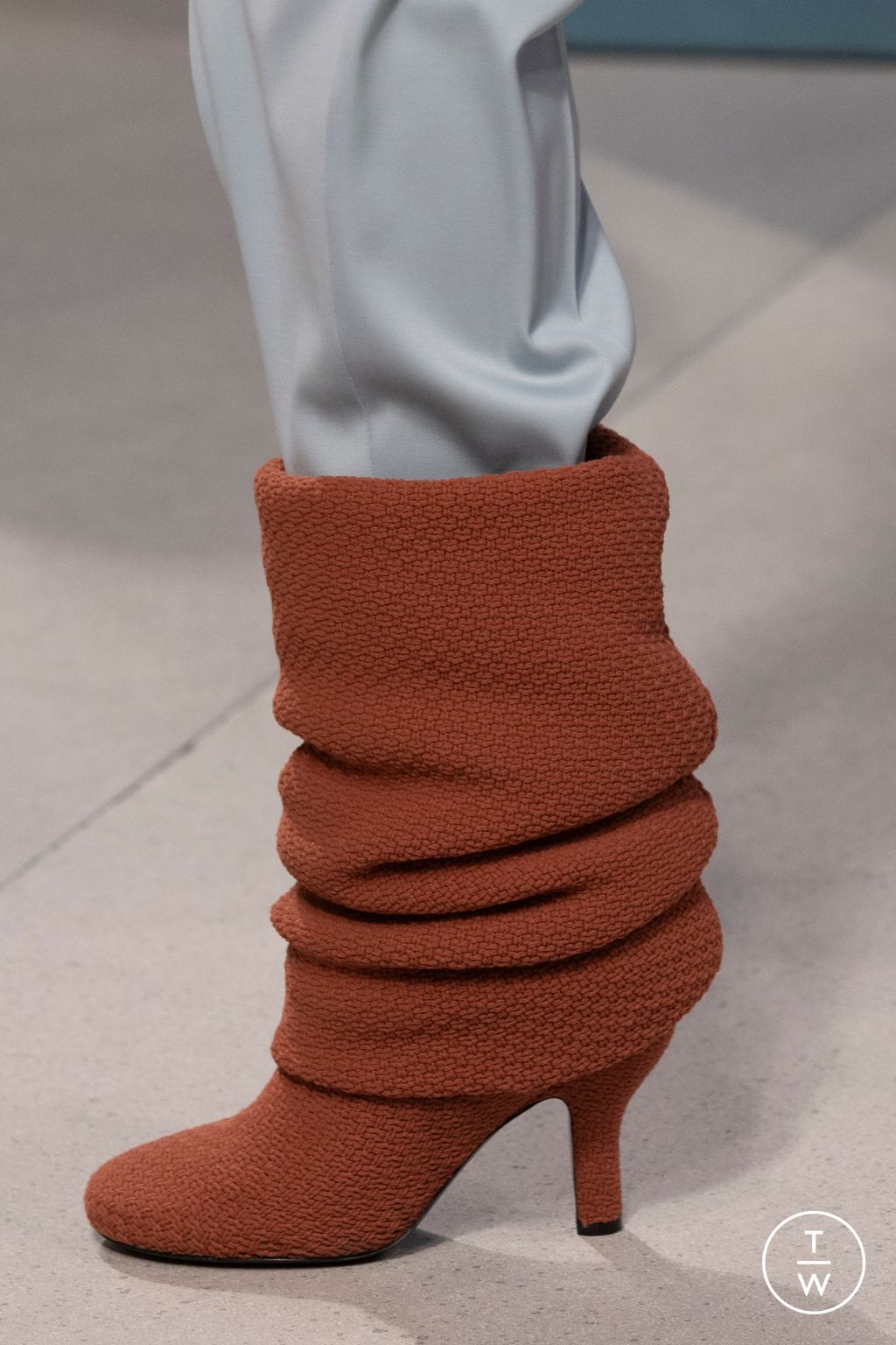 Fashion Week Milan Fall/Winter 2025 look 28 from the Louis Vuitton collection 女装配饰