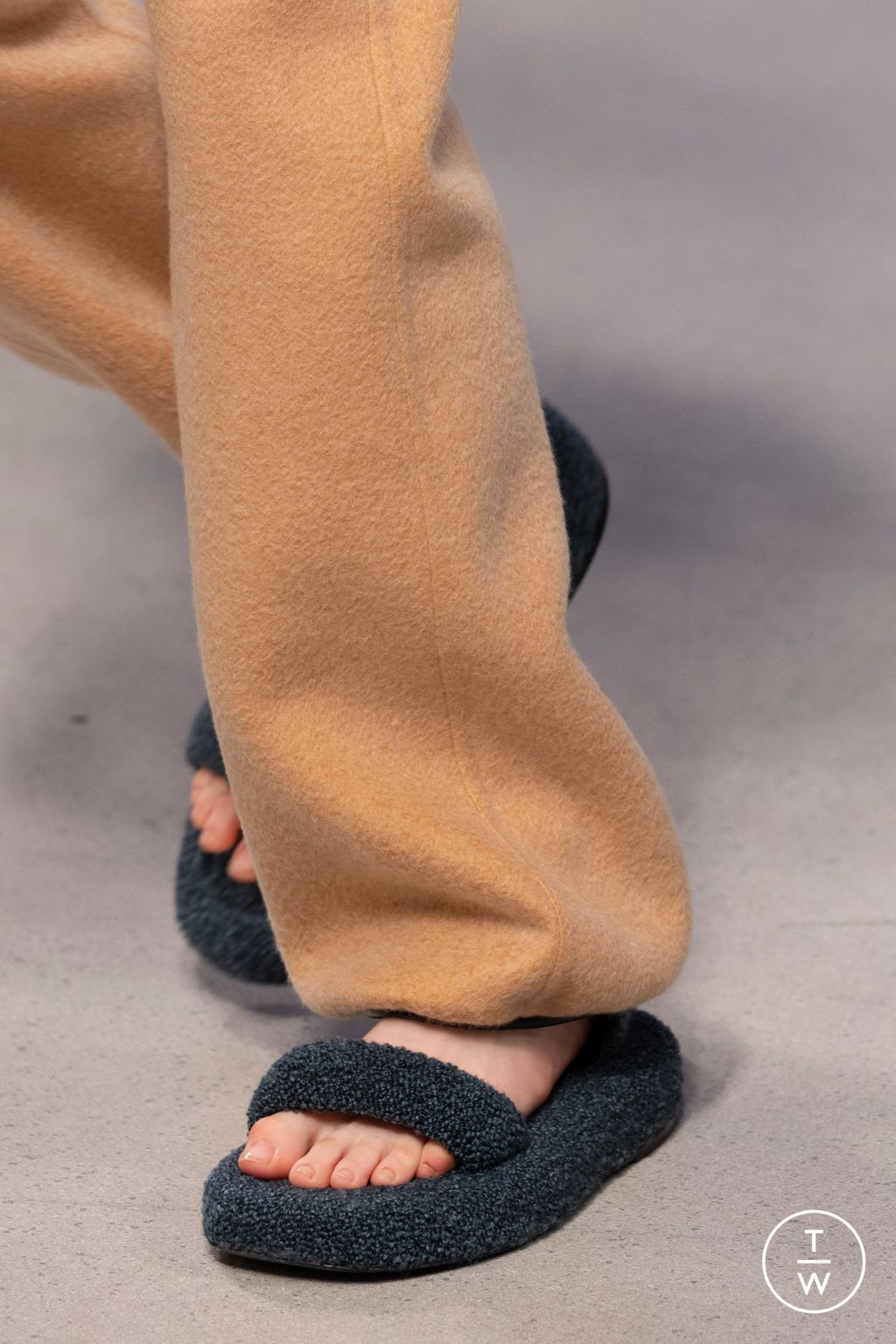 Fashion Week Milan Fall/Winter 2025 look 32 from the Louis Vuitton collection 女装配饰