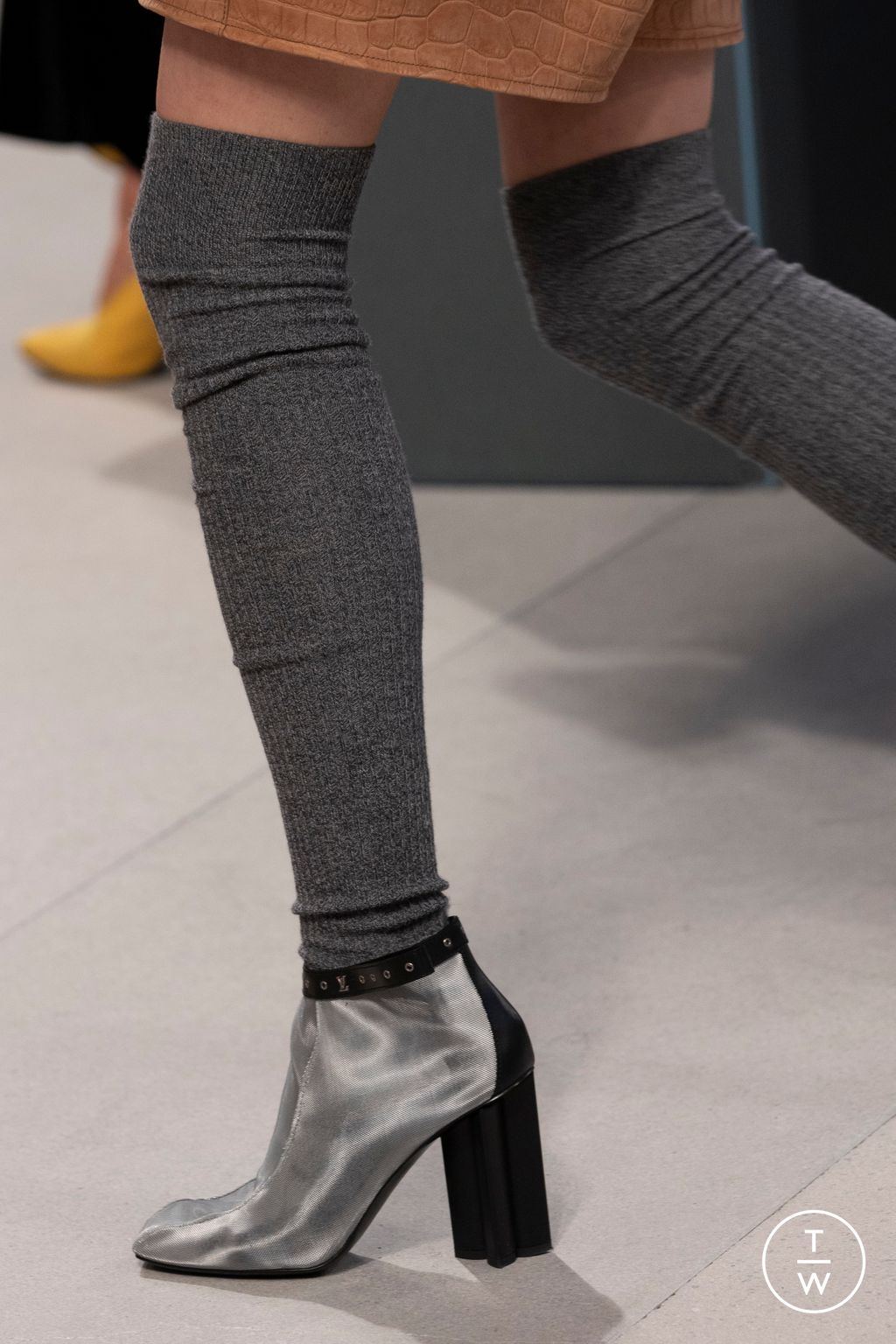 Fashion Week Milan Fall/Winter 2025 look 34 from the Louis Vuitton collection 女装配饰