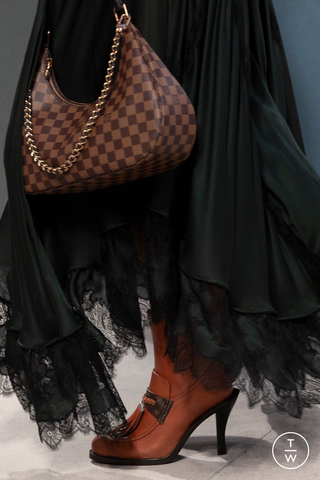 Fashion Week Milan Fall/Winter 2025 look 36 from the Louis Vuitton collection 女装配饰