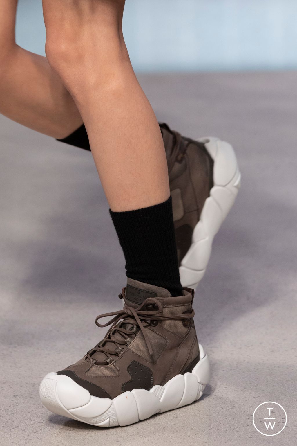 Fashion Week Milan Fall/Winter 2025 look 37 from the Louis Vuitton collection 女装配饰