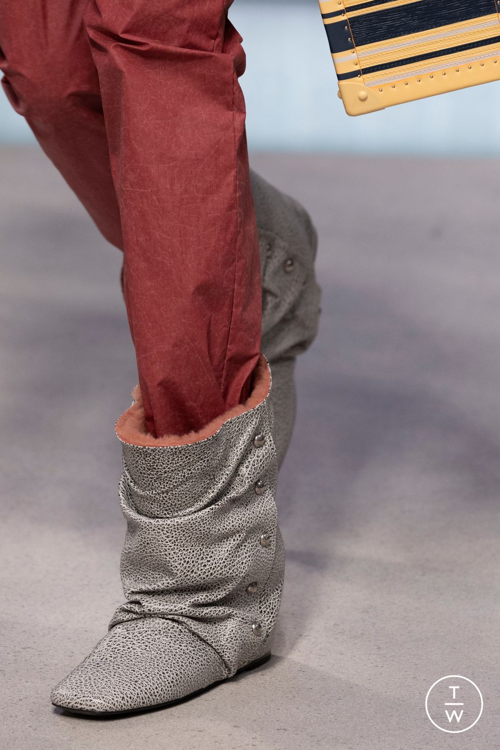 Fashion Week Milan Fall/Winter 2025 look 38 from the Louis Vuitton collection 女装配饰