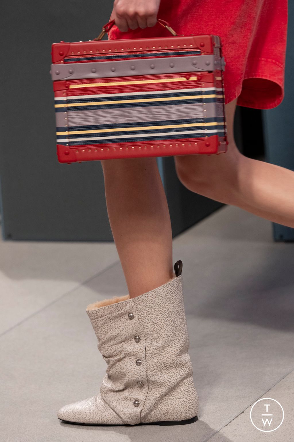 Fashion Week Milan Fall/Winter 2025 look 39 from the Louis Vuitton collection 女装配饰