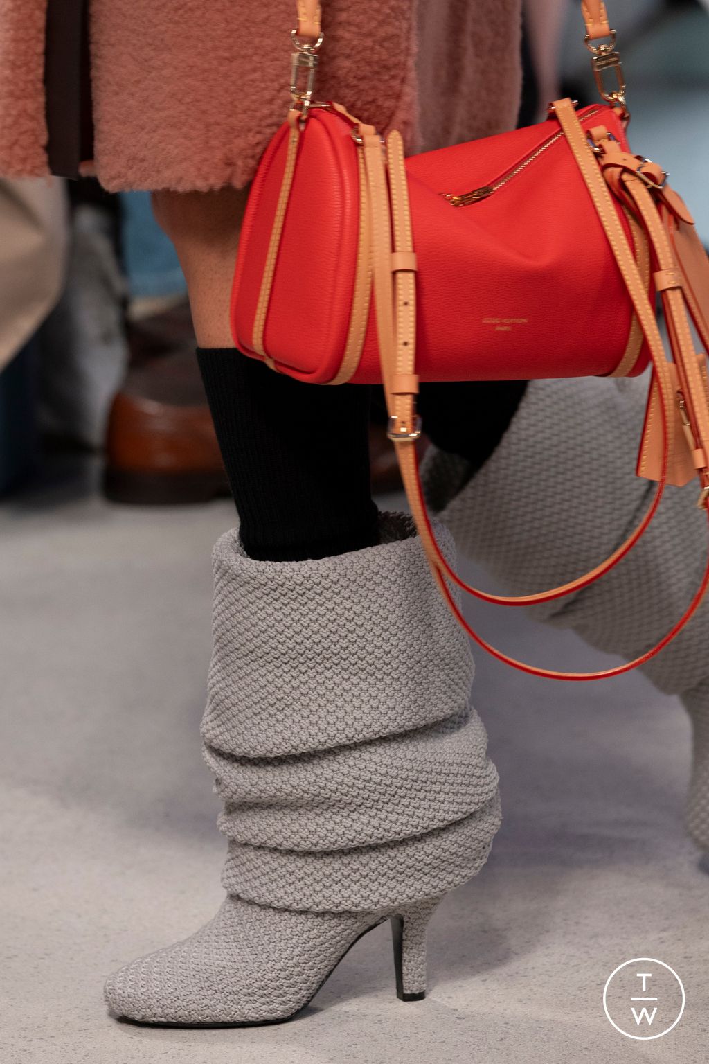 Fashion Week Milan Fall/Winter 2025 look 40 from the Louis Vuitton collection 女装配饰