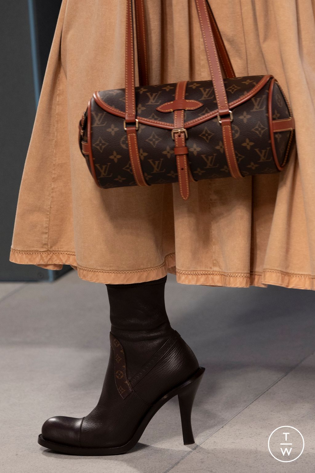 Fashion Week Milan Fall/Winter 2025 look 45 from the Louis Vuitton collection 女装配饰