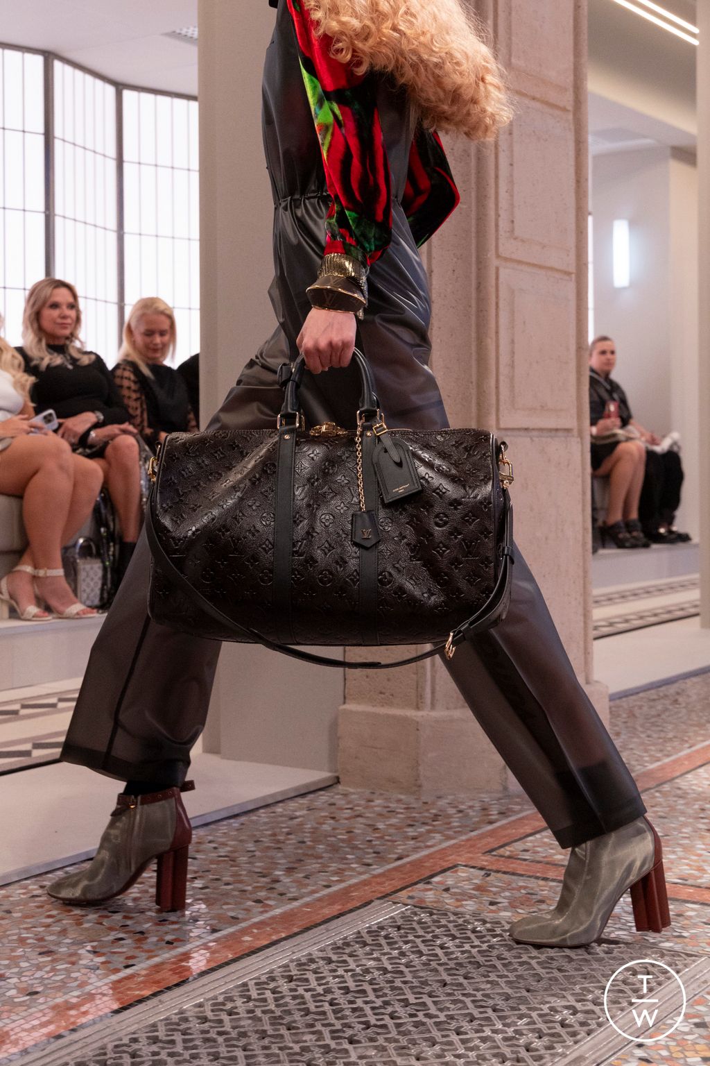 Fashion Week Milan Fall/Winter 2025 look 48 from the Louis Vuitton collection 女装配饰