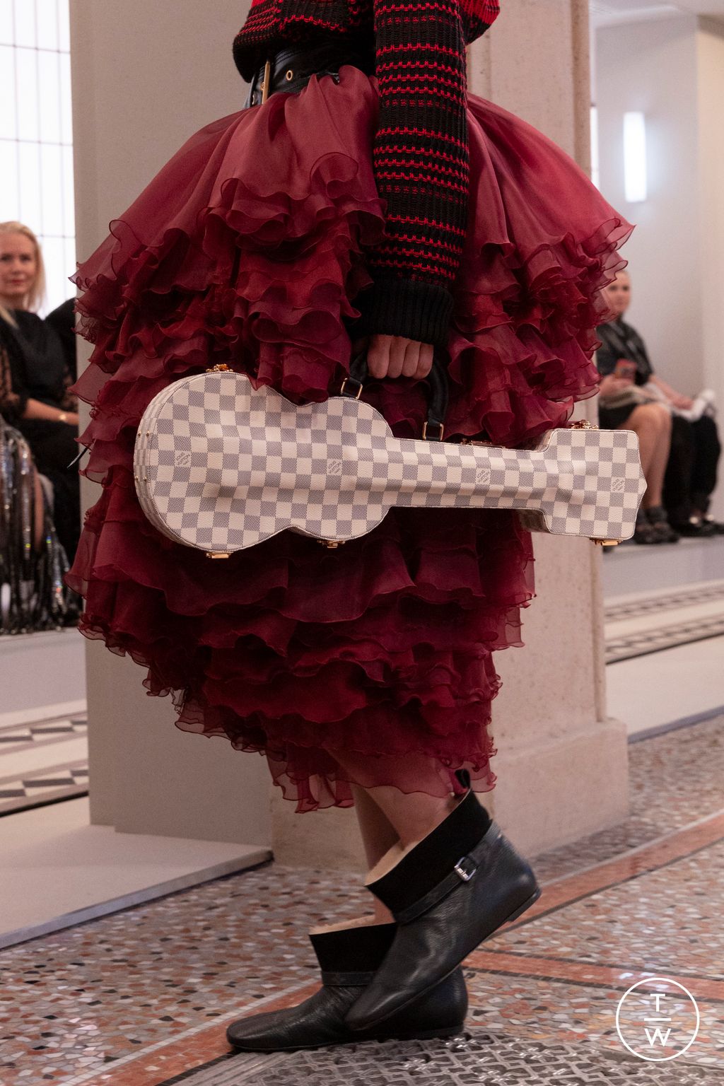 Fashion Week Milan Fall/Winter 2025 look 52 from the Louis Vuitton collection 女装配饰