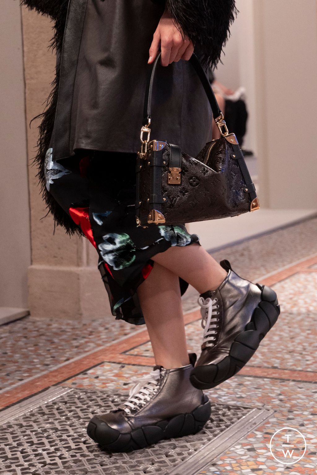 Fashion Week Milan Fall/Winter 2025 look 54 from the Louis Vuitton collection 女装配饰