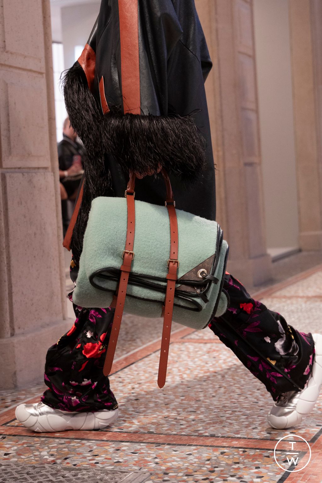 Fashion Week Milan Fall/Winter 2025 look 55 from the Louis Vuitton collection 女装配饰