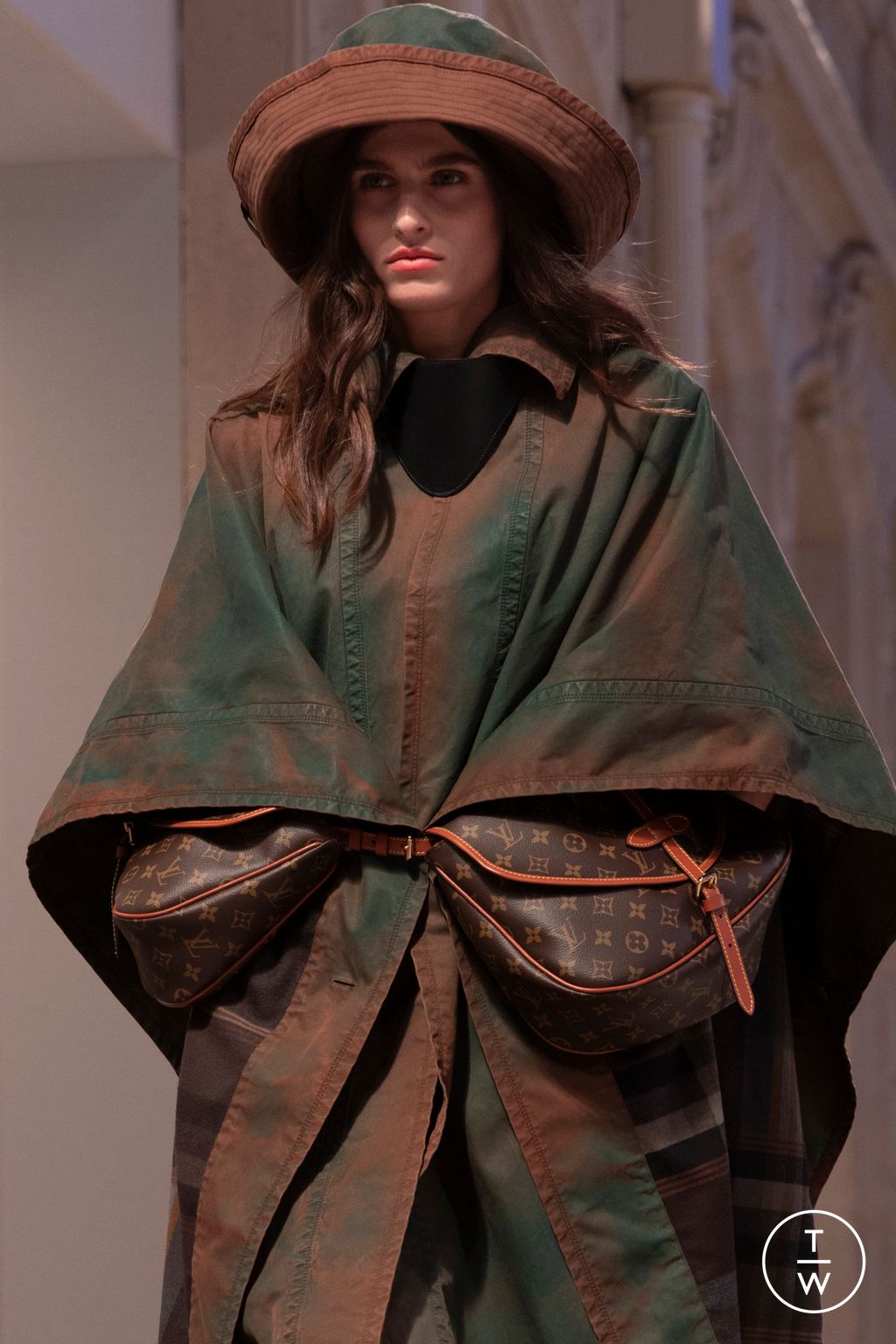 Fashion Week Milan Fall/Winter 2025 look 61 from the Louis Vuitton collection 女装配饰