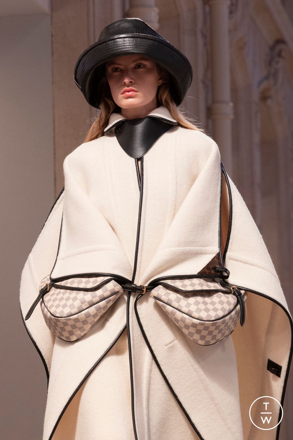 Fashion Week Milan Fall/Winter 2025 look 62 from the Louis Vuitton collection 女装配饰