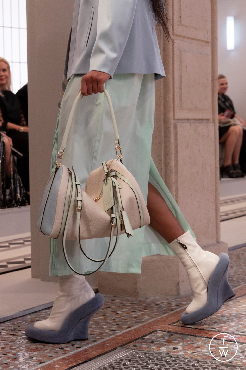 Fashion Week Milan Fall/Winter 2025 look 65 from the Louis Vuitton collection 女装配饰