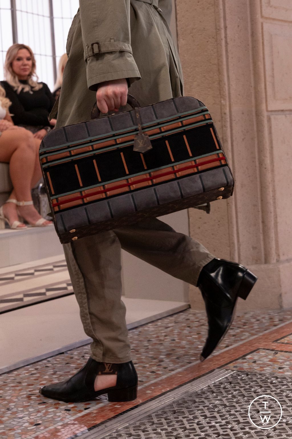 Fashion Week Milan Fall/Winter 2025 look 72 from the Louis Vuitton collection 女装配饰