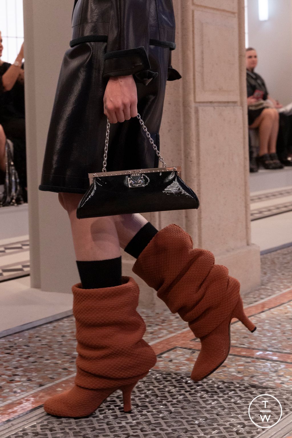 Fashion Week Milan Fall/Winter 2025 look 73 from the Louis Vuitton collection 女装配饰