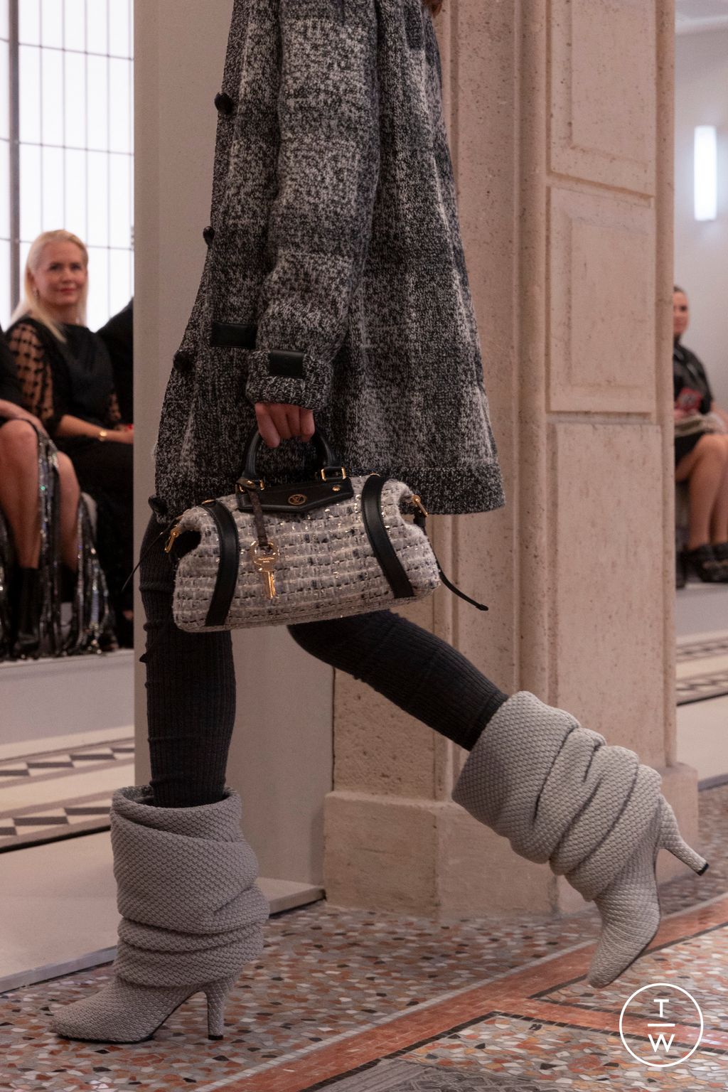 Fashion Week Milan Fall/Winter 2025 look 74 from the Louis Vuitton collection 女装配饰