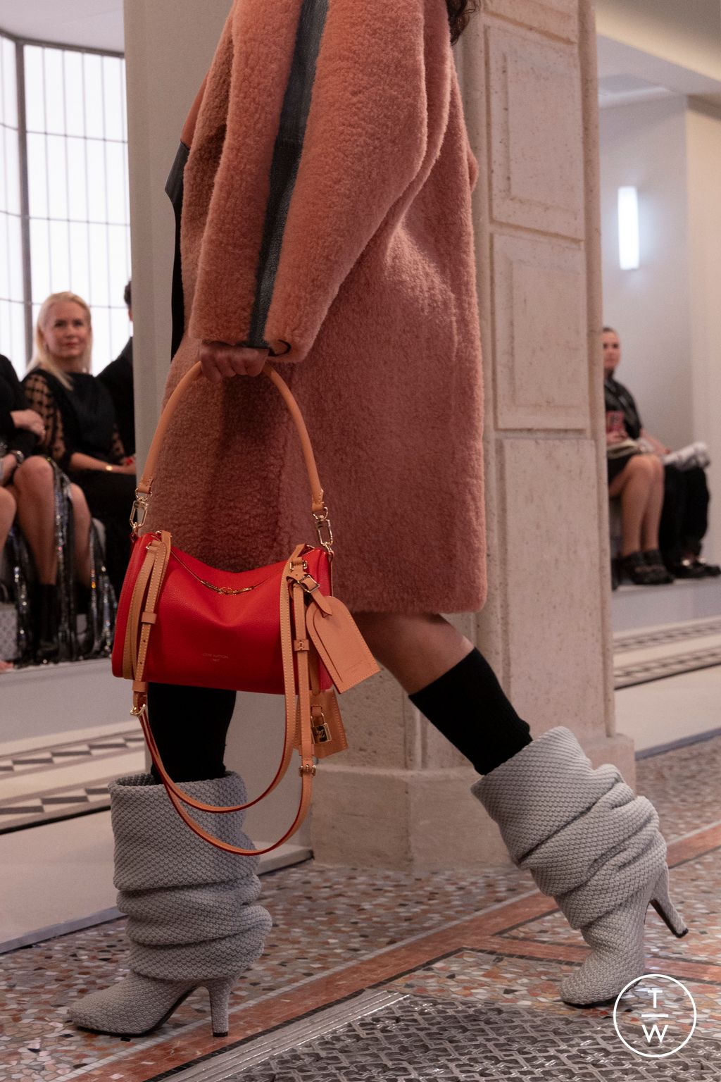 Fashion Week Milan Fall/Winter 2025 look 83 from the Louis Vuitton collection 女装配饰