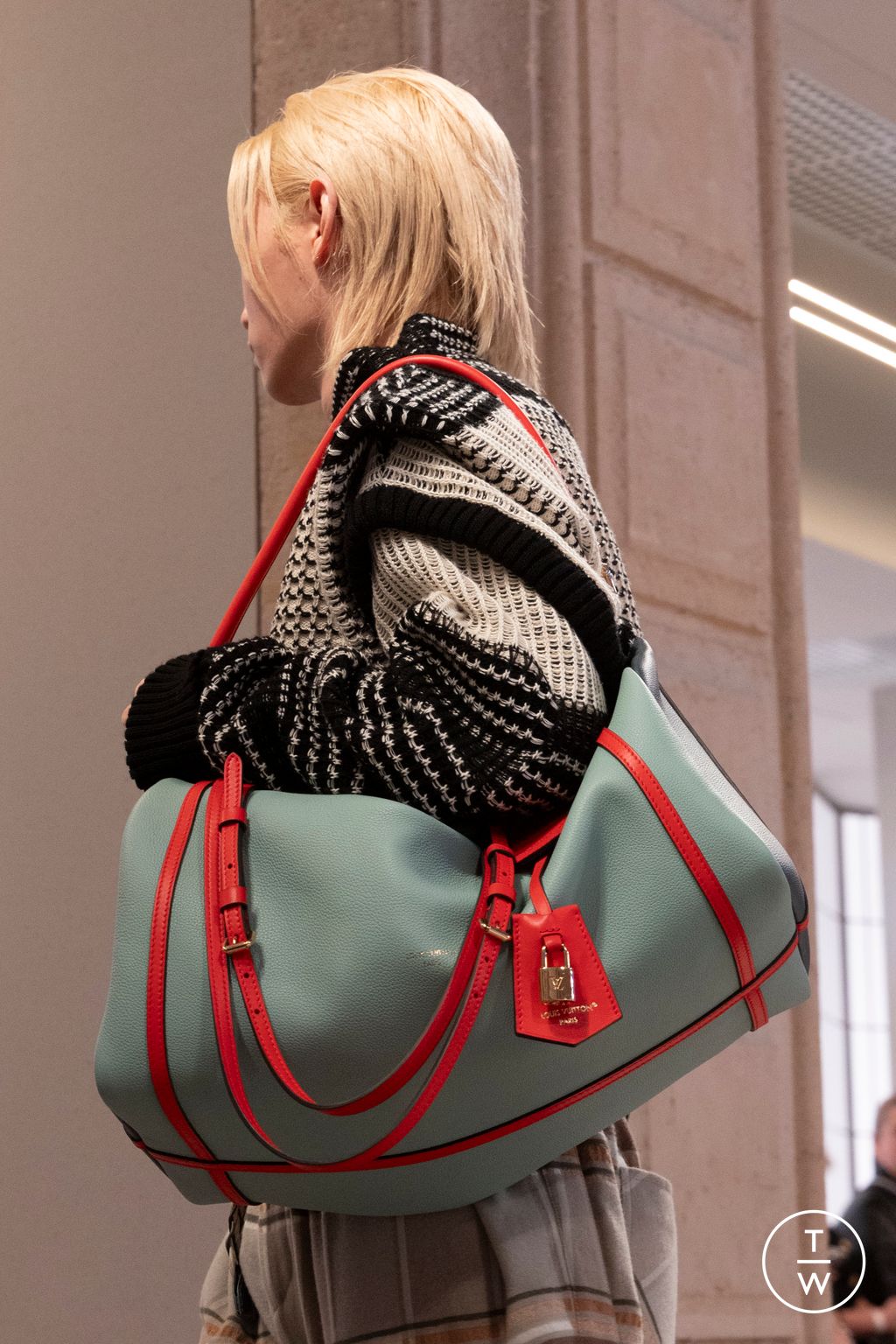 Fashion Week Milan Fall/Winter 2025 look 85 from the Louis Vuitton collection 女装配饰